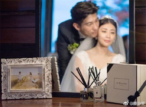 賈靜雯4套嫁衣!蕾絲滾邊「大秀深V美背」散發女王氣勢 最後「星空婚紗超美」讓尪整晚親不停