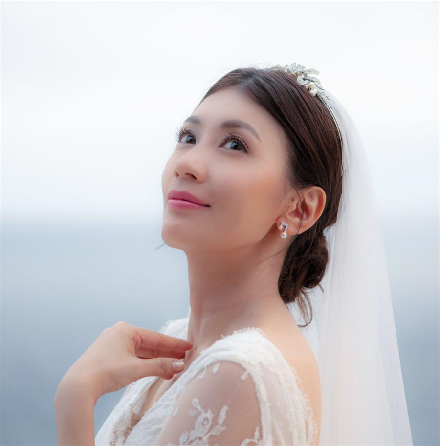 賈靜雯4套嫁衣!蕾絲滾邊「大秀深V美背」散發女王氣勢 最後「星空婚紗超美」讓尪整晚親不停