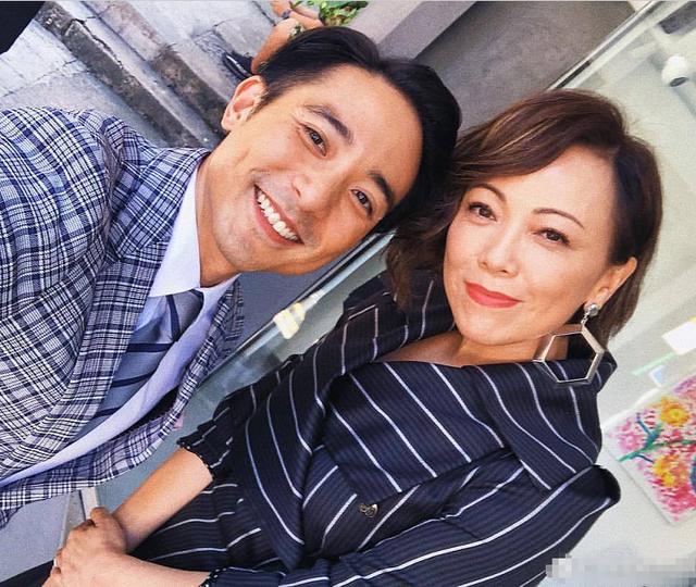 香港才子林子祥33歲兒近照！高大帥氣「笑容超陽光」 力撇爸爸影子獨創一片天