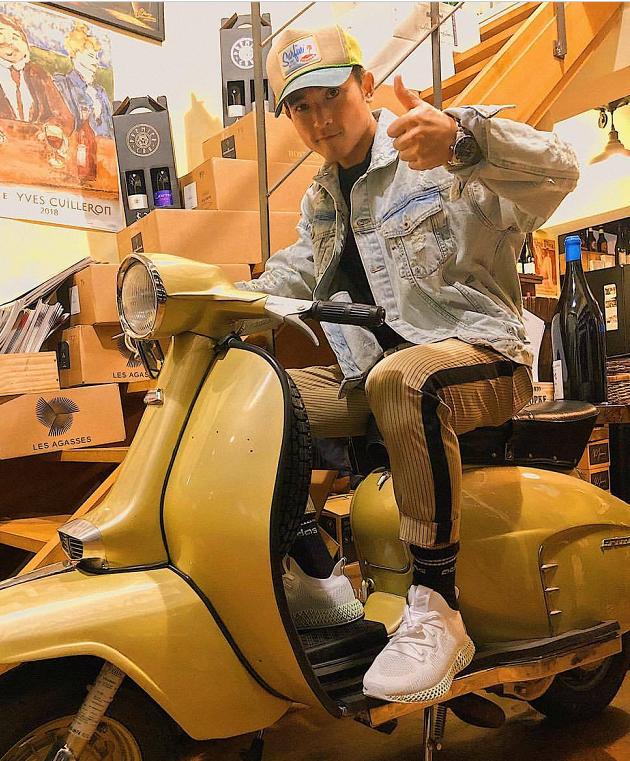 香港才子林子祥33歲兒近照！高大帥氣「笑容超陽光」 力撇爸爸影子獨創一片天