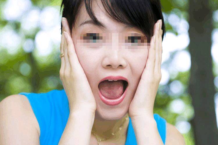 老人吃碗餃子忘帶錢，被老闆打一巴掌，老人女兒趕到，老闆軟在地