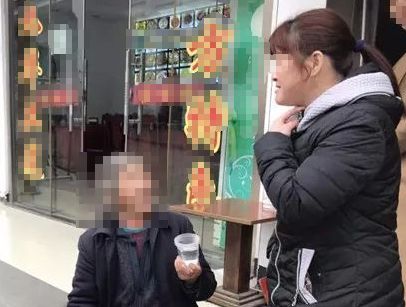 老人吃碗餃子忘帶錢，被老闆打一巴掌，老人女兒趕到，老闆軟在地