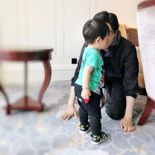 癡心愛上小龍女！陳曉、陳妍希放閃無極限　罕見曬「全家福」1歲兒側臉鼓鼓超萌