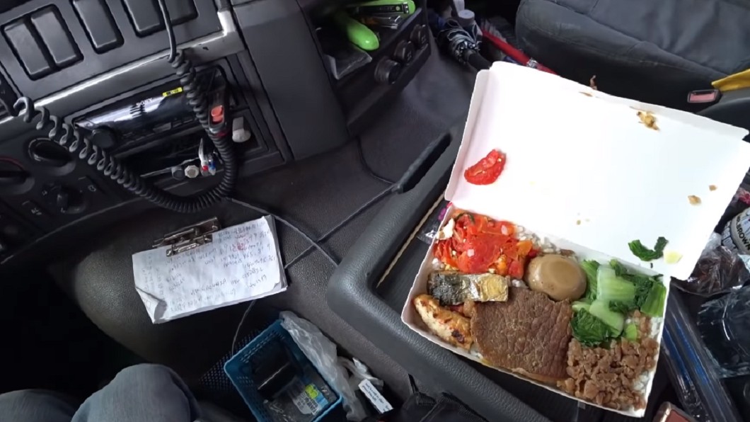俗擱大碗！大車司機「都吃圍牆便當」一份才60　打開飯盒「菜色多到滿出來」網友嗨喊：賺到了