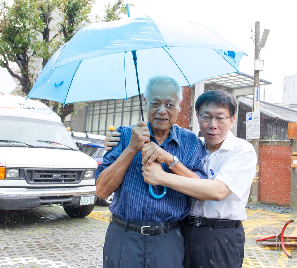 普通家庭卻成功出了3個博士！柯文哲媽媽談育兒術：「充分陪伴」比什麼都重要！　