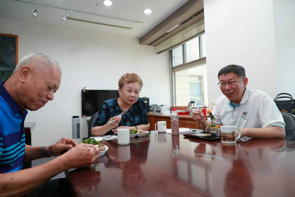 普通家庭卻成功出了3個博士！柯文哲媽媽談育兒術：「充分陪伴」比什麼都重要！　