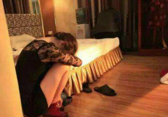 男子娶40歲大媽，第二天大媽卻賴床不起，男子揭開被單  興奮大喊：撿到寶了