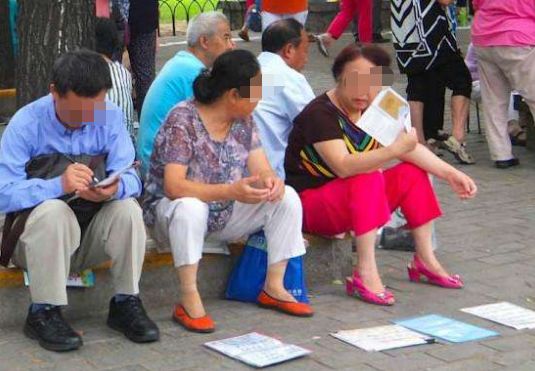 男子娶40歲大媽，第二天大媽卻賴床不起，男子揭開被單  興奮大喊：撿到寶了