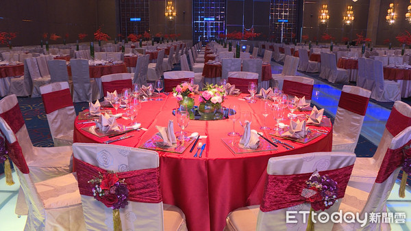 失聯同學「結婚寄喜帖」他大手筆豪包5000 坐下開吃秒遭羞辱「婚宴蟑螂」:請你出去!