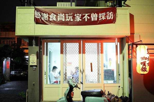 另類台灣之光！台灣創意「紅布條」除了互譙還能「異業結盟」　各種爆笑訊息...成功紅到國外去XD