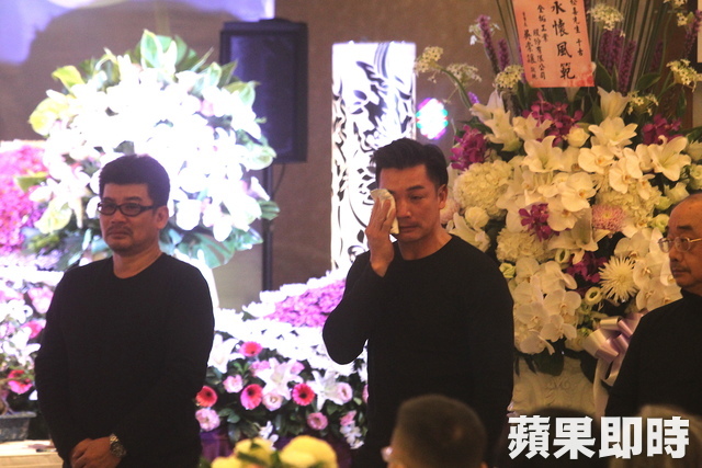 《金家》演員全到場！伊正淚送「82歲軍人爸」堅強潰堤　顫抖喊話：「爸我很開心我像你...」