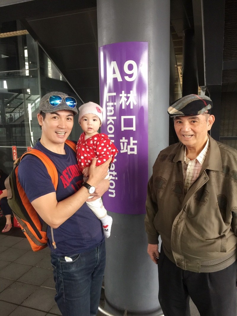 《金家》演員全到場！伊正淚送「82歲軍人爸」堅強潰堤　顫抖喊話：「爸我很開心我像你...」