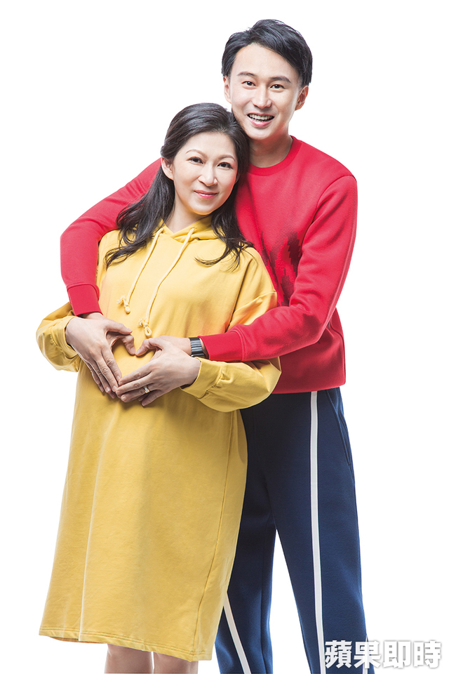 龍鳳胎報到！46歲女星顏嘉樂剖腹產  醫生助攻「姐弟變兄妹」：小名藏父愛