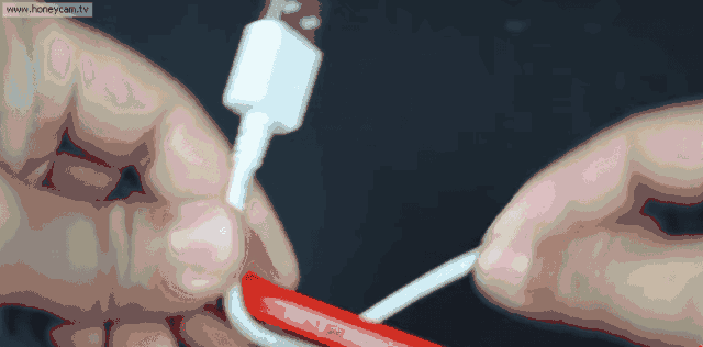 實用妙招：她用吹風機對著廚房牆壁吹一下，結果鄰居個個都學她