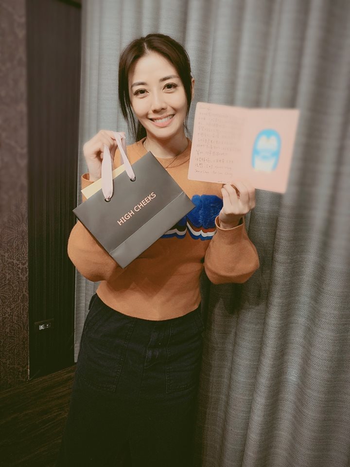 瀰漫幸福氛圍!韓瑜39歲慶生嗨翻「現場都親一輪」 深夜突告白:「因為有你我好幸福❤」