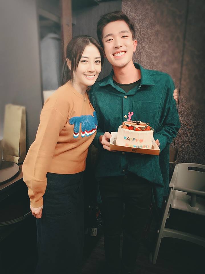 瀰漫幸福氛圍!韓瑜39歲慶生嗨翻「現場都親一輪」 深夜突告白:「因為有你我好幸福❤」