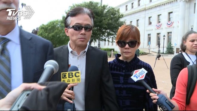 狄鶯安心了！孫安佐返台「雙手沒上銬」登機畫面曝光　他態度輕鬆「有說有笑」爸媽一路護兒