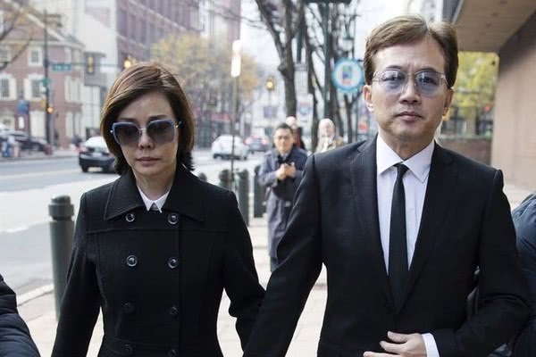 狄鶯安心了！孫安佐返台「雙手沒上銬」登機畫面曝光　他態度輕鬆「有說有笑」爸媽一路護兒