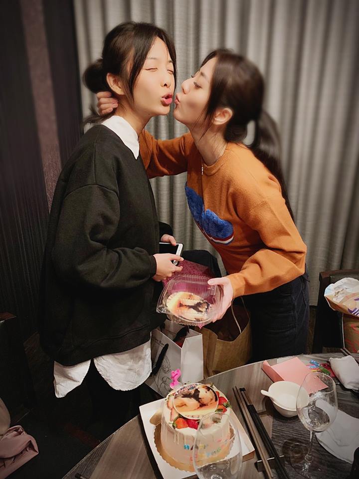 瀰漫幸福氛圍!韓瑜39歲慶生嗨翻「現場都親一輪」 深夜突告白:「因為有你我好幸福❤」