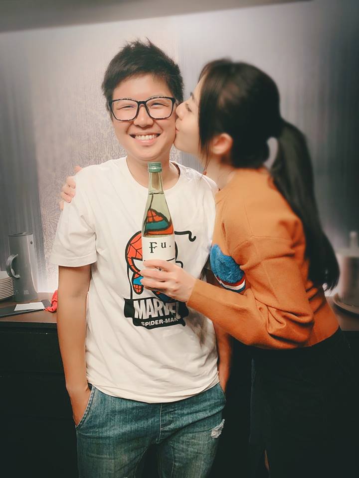 瀰漫幸福氛圍!韓瑜39歲慶生嗨翻「現場都親一輪」 深夜突告白:「因為有你我好幸福❤」