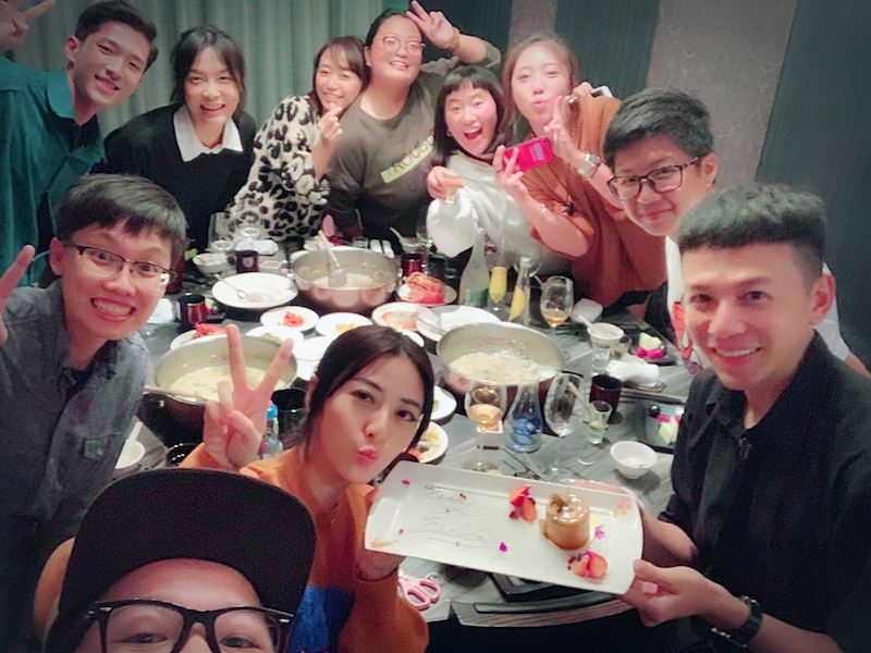 瀰漫幸福氛圍!韓瑜39歲慶生嗨翻「現場都親一輪」 深夜突告白:「因為有你我好幸福❤」