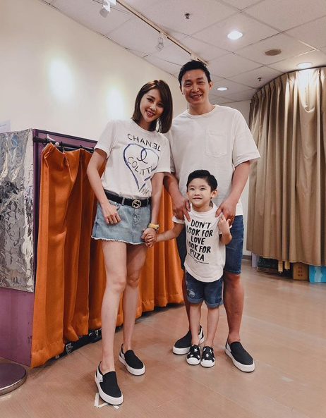 嚴立婷大曬女兒「八字眉委屈照」笑虧：當演員算了　癟嘴一哭「老公立刻衝上前」讓她冷眼看戲