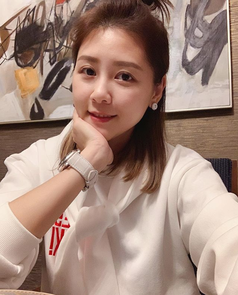 嚴立婷大曬女兒「八字眉委屈照」笑虧：當演員算了　癟嘴一哭「老公立刻衝上前」讓她冷眼看戲