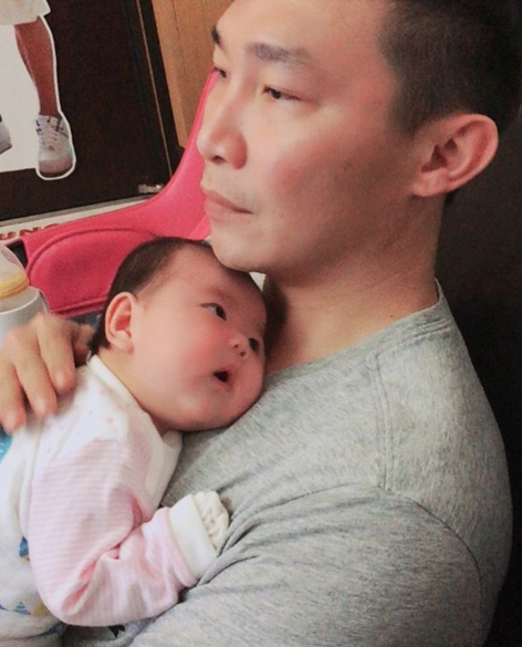 嚴立婷大曬女兒「八字眉委屈照」笑虧：當演員算了　癟嘴一哭「老公立刻衝上前」讓她冷眼看戲