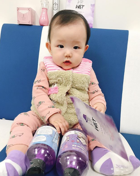 嚴立婷大曬女兒「八字眉委屈照」笑虧：當演員算了　癟嘴一哭「老公立刻衝上前」讓她冷眼看戲