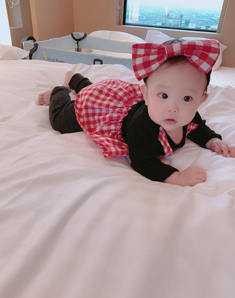 嚴立婷大曬女兒「八字眉委屈照」笑虧：當演員算了　癟嘴一哭「老公立刻衝上前」讓她冷眼看戲