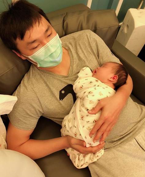 嚴立婷大曬女兒「八字眉委屈照」笑虧：當演員算了　癟嘴一哭「老公立刻衝上前」讓她冷眼看戲