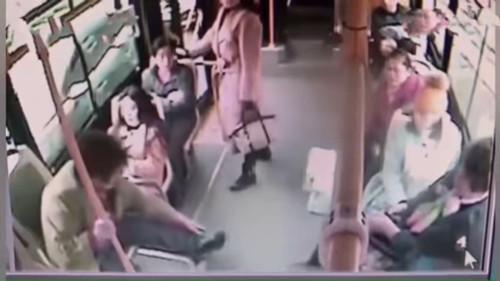 女孩「為陌生老人繫鞋帶」溫暖全公車！「多做這一步」讓網友全哭：你彎腰的樣子真美