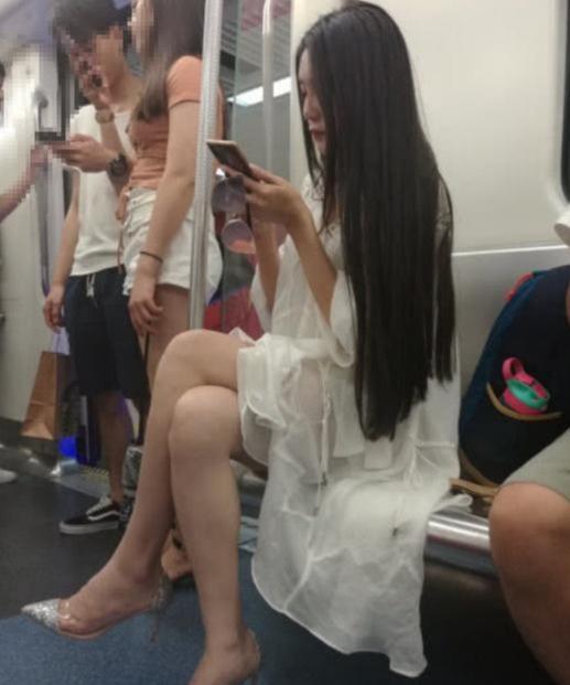 地鐵「大象腿」女神意外走紅，當她站起來那刻，誰說一胖毀所有！