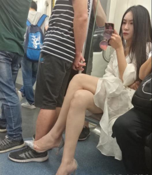 地鐵「大象腿」女神意外走紅，當她站起來那刻，誰說一胖毀所有！