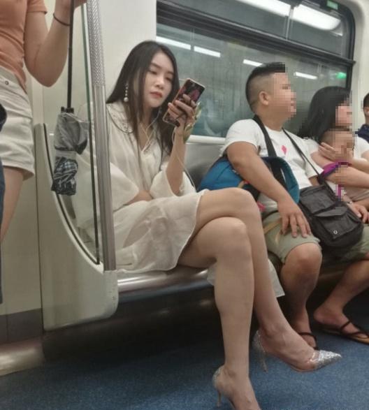 地鐵「大象腿」女神意外走紅，當她站起來那刻，誰說一胖毀所有！