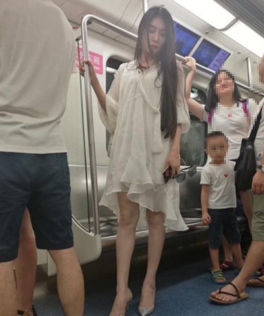 地鐵「大象腿」女神意外走紅，當她站起來那刻，誰說一胖毀所有！