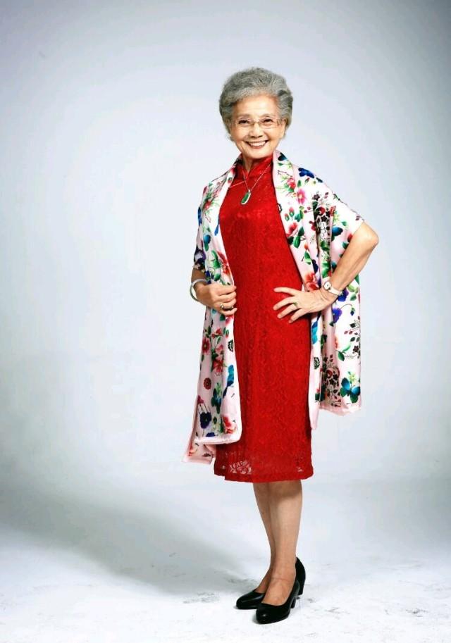 最受歡迎高齡模特兒！88歲神仙奶奶告訴女人「優雅與年齡無關」：我忙著美麗、忘記變老