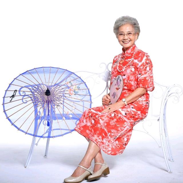最受歡迎高齡模特兒！88歲神仙奶奶告訴女人「優雅與年齡無關」：我忙著美麗、忘記變老