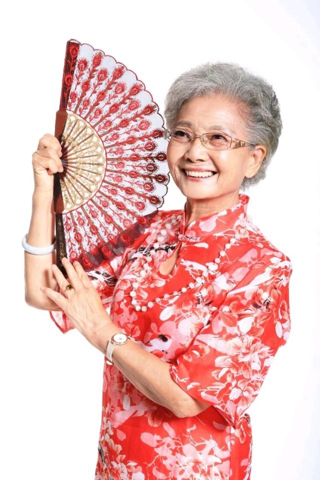 最受歡迎高齡模特兒！88歲神仙奶奶告訴女人「優雅與年齡無關」：我忙著美麗、忘記變老