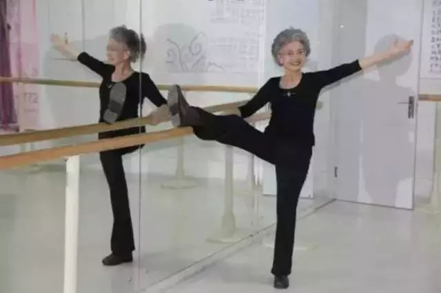最受歡迎高齡模特兒！88歲神仙奶奶告訴女人「優雅與年齡無關」：我忙著美麗、忘記變老