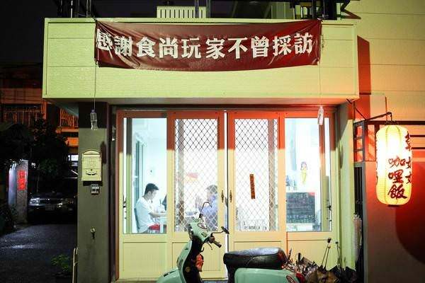 台灣「超胡鬧紅布條」紅到國外　瓦斯行老闆「我不知道掛這要幹嘛」隔壁神回應笑翻