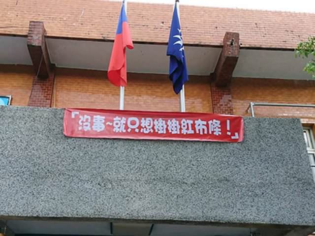 台灣「超胡鬧紅布條」紅到國外　瓦斯行老闆「我不知道掛這要幹嘛」隔壁神回應笑翻