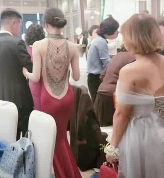 抖音「背影新娘」火了,婚紗背部開叉開到腰,轉身後太驚艷了!網友:羨慕新郎!