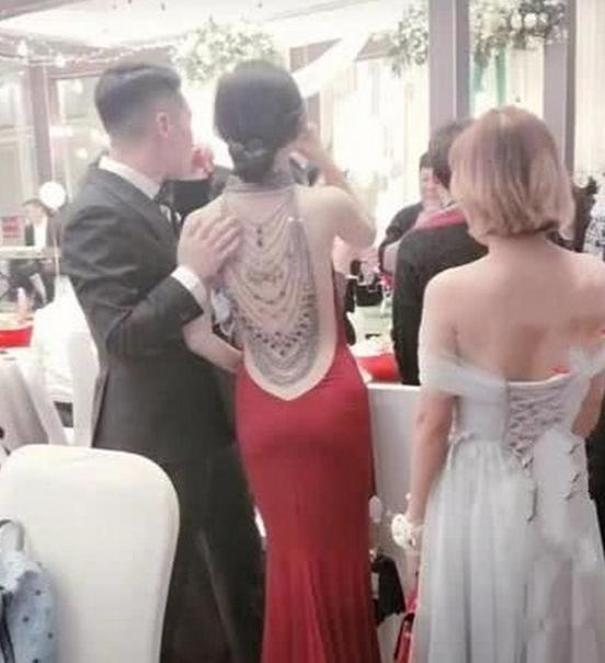 抖音「背影新娘」火了,婚紗背部開叉開到腰,轉身後太驚艷了!網友:羨慕新郎!