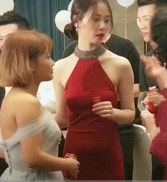 抖音「背影新娘」火了,婚紗背部開叉開到腰,轉身後太驚艷了!網友:羨慕新郎!