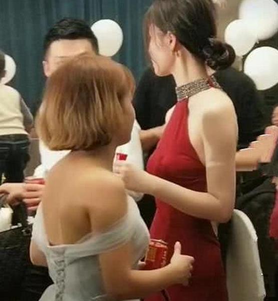 抖音「背影新娘」火了,婚紗背部開叉開到腰,轉身後太驚艷了!網友:羨慕新郎!