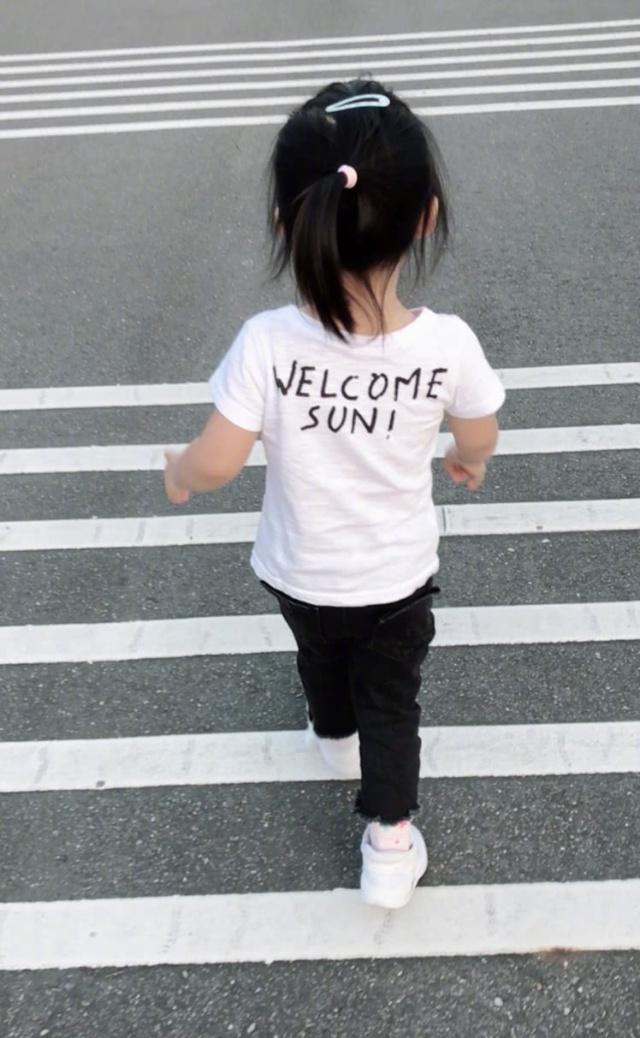 伊能靜曬出女兒小米粒近照「搖身一變成活力少女」！「繼承媽媽強大基因」穿什麼都好看