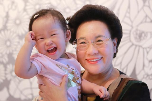 伊能靜曬出女兒小米粒近照「搖身一變成活力少女」！「繼承媽媽強大基因」穿什麼都好看