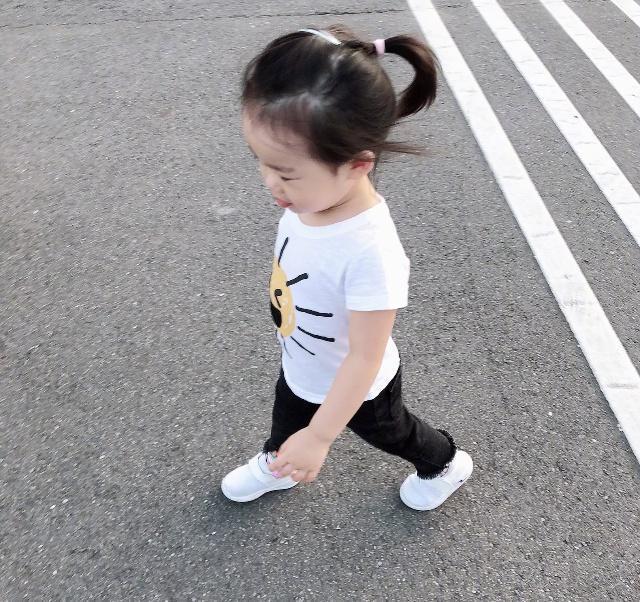 伊能靜曬出女兒小米粒近照「搖身一變成活力少女」！「繼承媽媽強大基因」穿什麼都好看