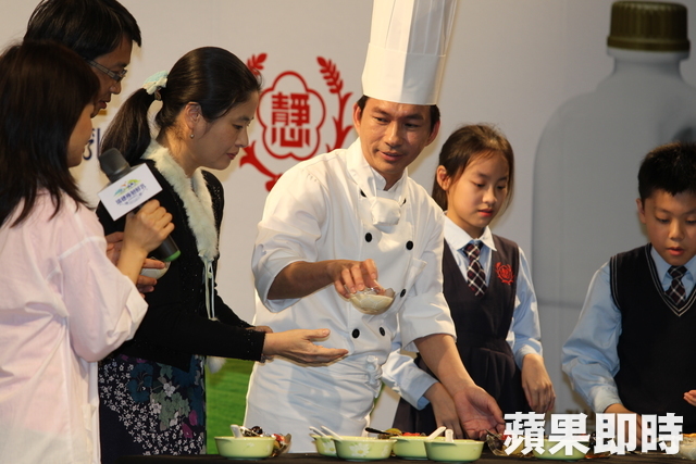 吳寶春高喊「我是中國人很驕傲」兩邊網友全抵制　韓國瑜「陪開記者會救援」原因曝光　